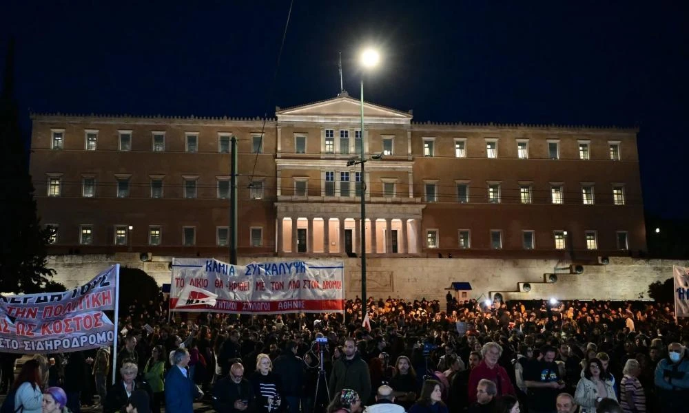 Με επεισόδια αμαυρώθηκε το συλλαλητήριο για τα Τέμπη στο Σύνταγμα: 7 συλλήψεις και 54 προσαγωγές